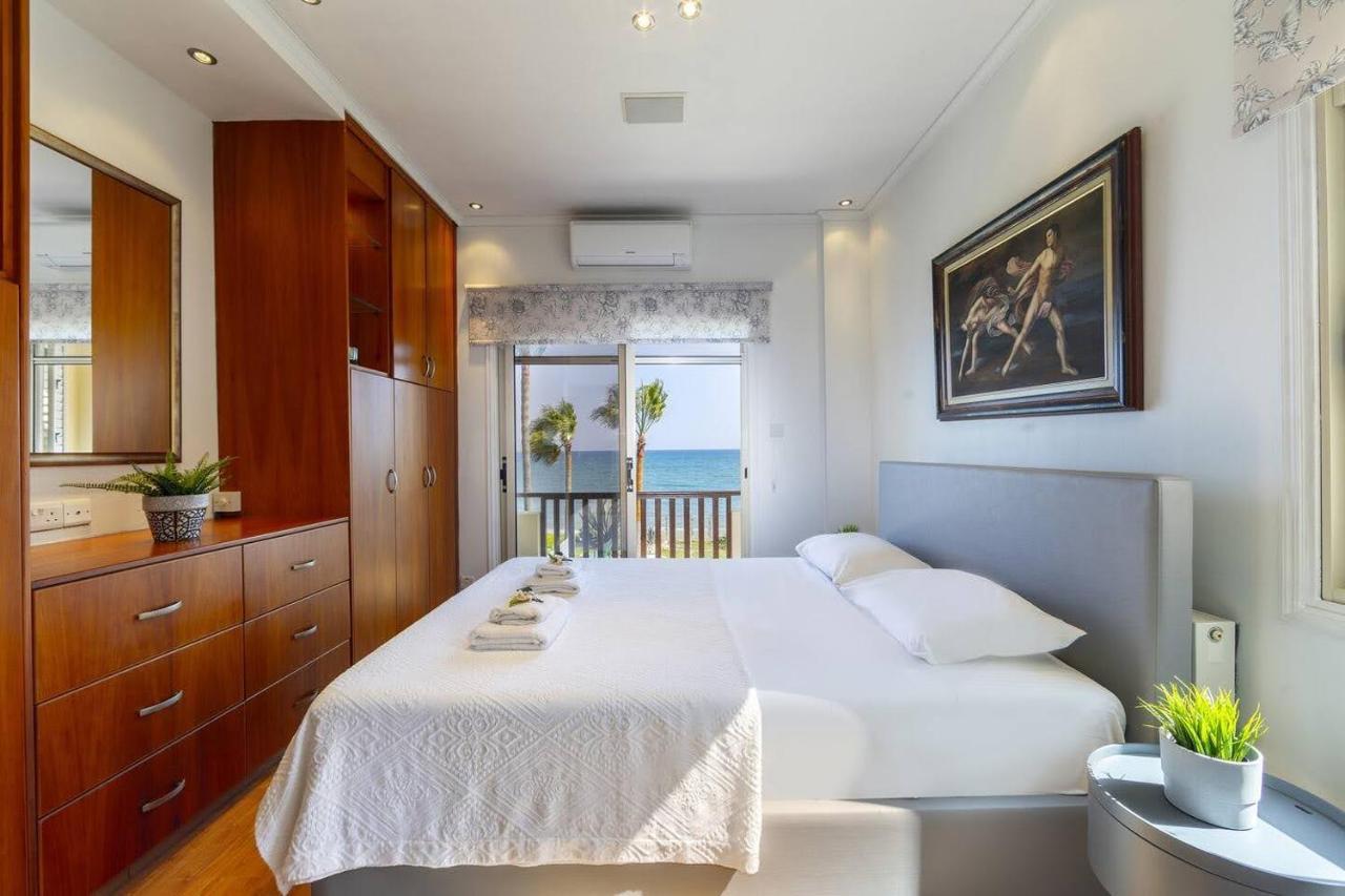 Beachfront Carpe Diem Кити