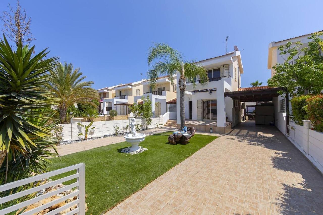 Beachfront Carpe Diem Вилла Кити