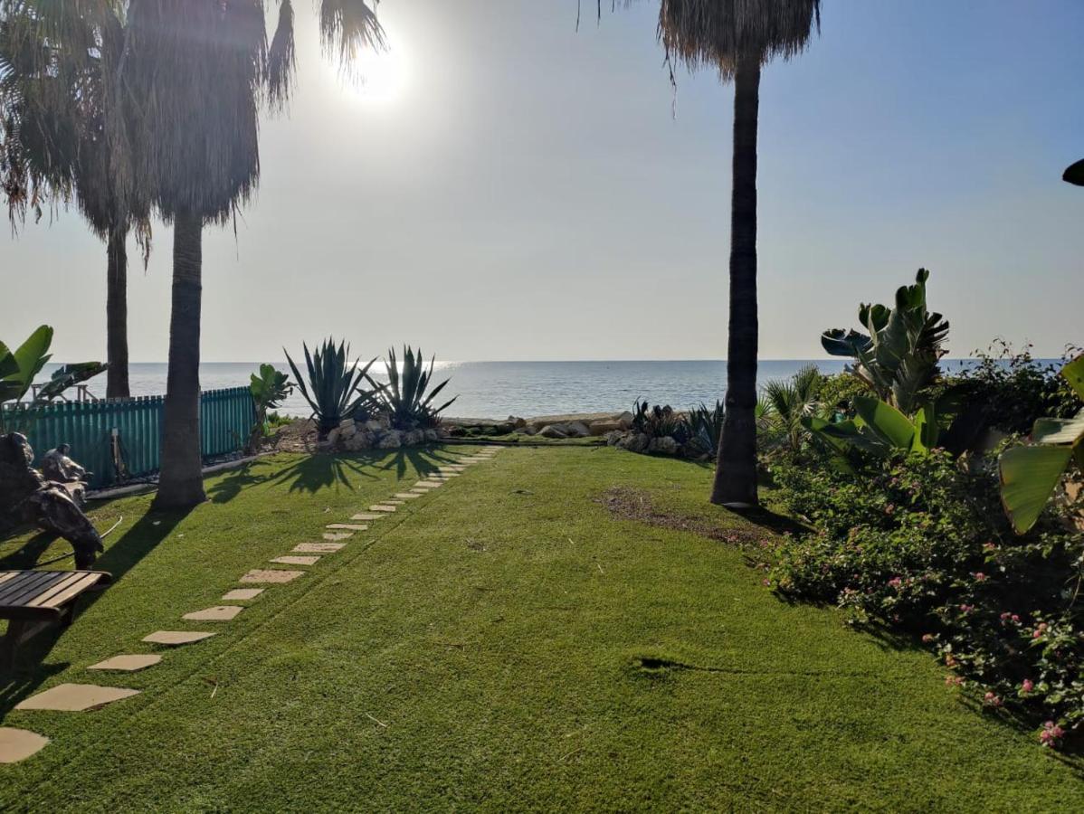 Beachfront Carpe Diem Вилла