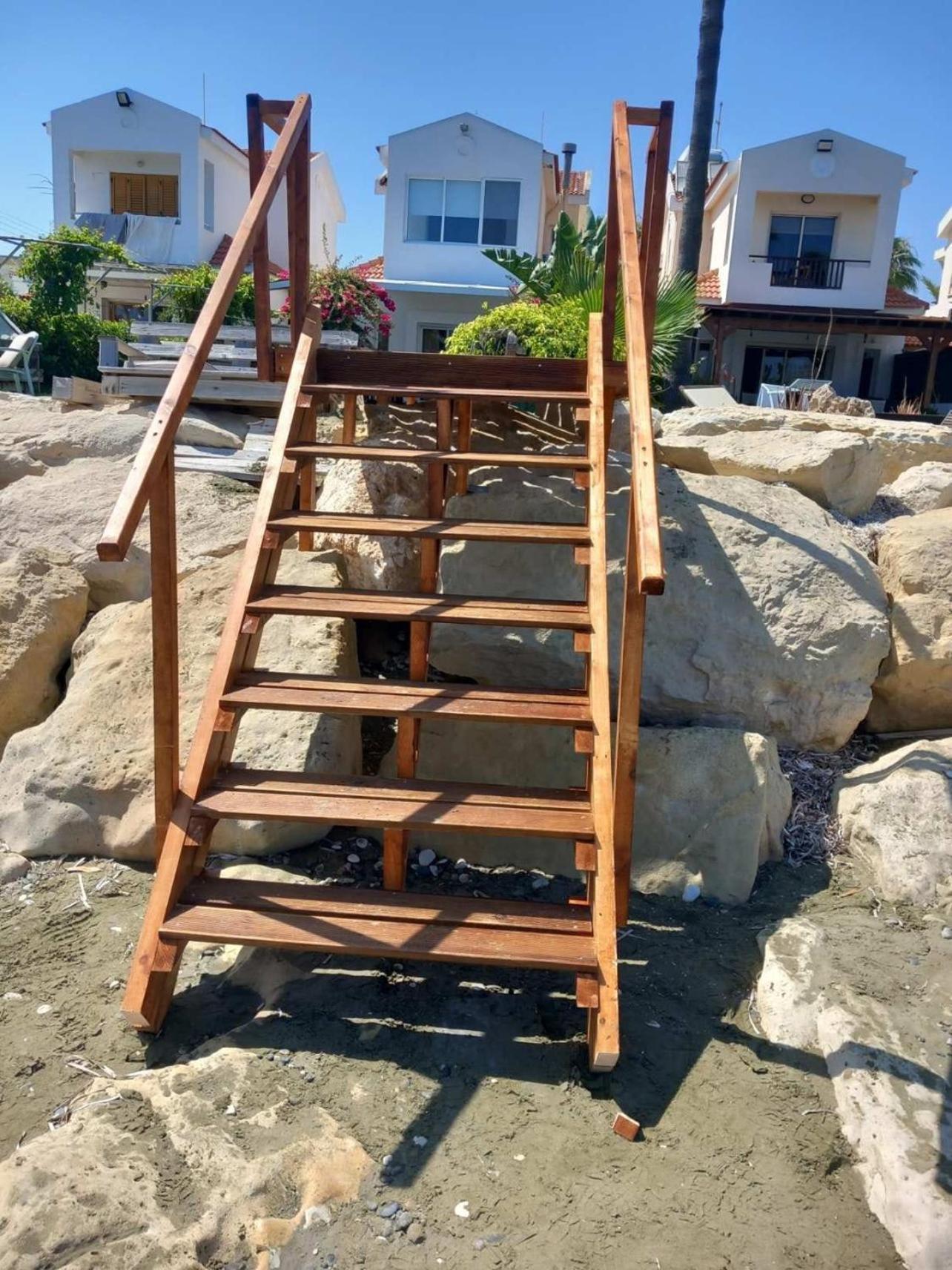 Beachfront Carpe Diem Кити